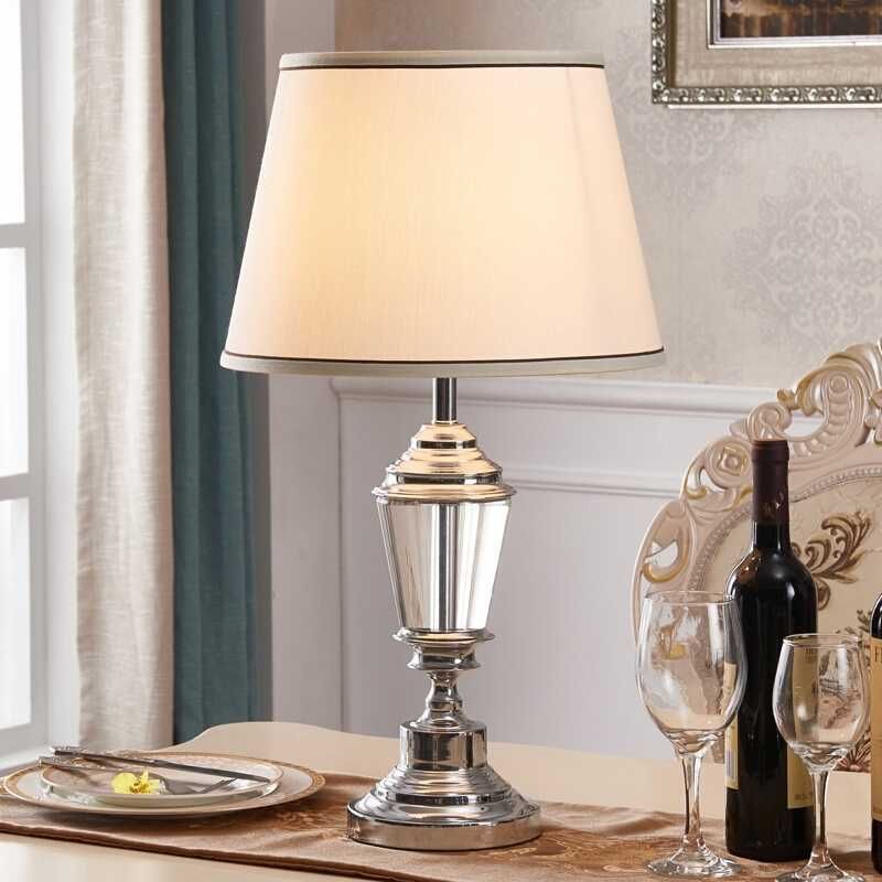 Lampada da comodino bianca a 1 testa con luce da scrivania ampia e modernista, con base metallica