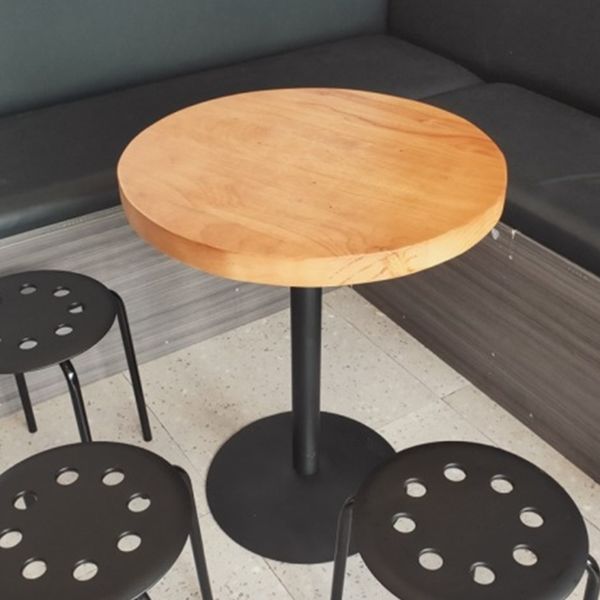 Round Casual Dining Table Wood Color Fixed Table of Pinewood Solid Wood