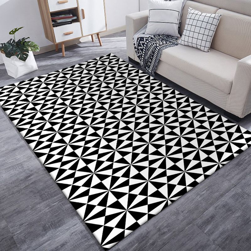 Black and White Bedroom Rug Modern Geometric Triangle Pattern Area Rug Polyester Non-Slip Backing Washable Carpet