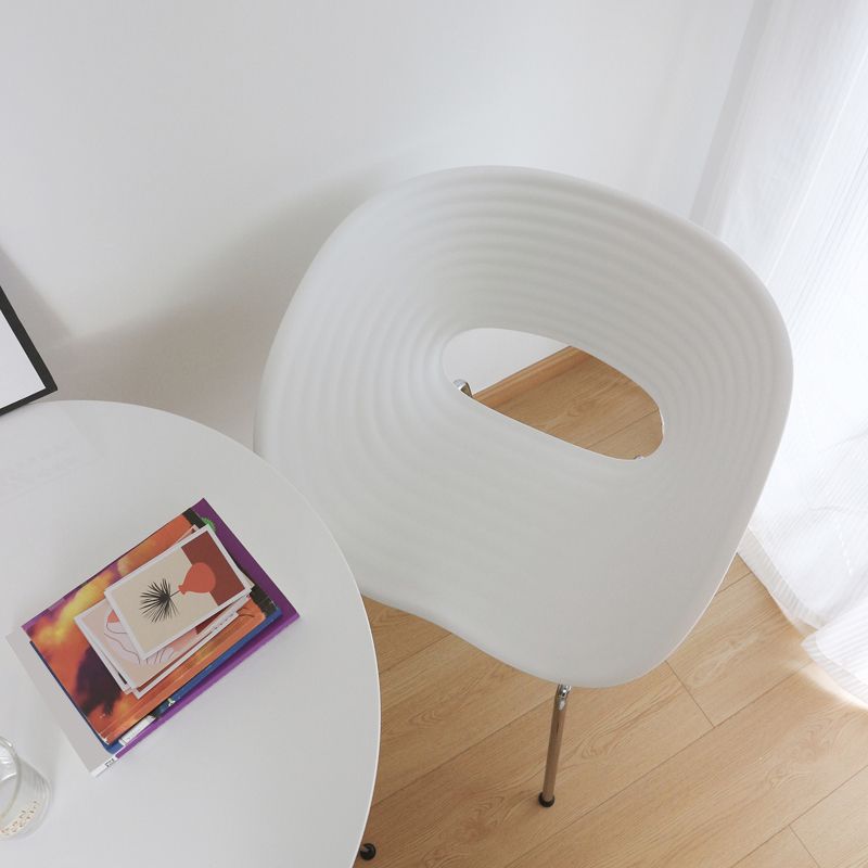 Contemporary Plastic Arm Dining Chair in Matte Finish for Home