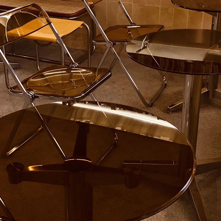 Eettafel van helder gehard glas Eigentijdse eettafel met driepootbasis