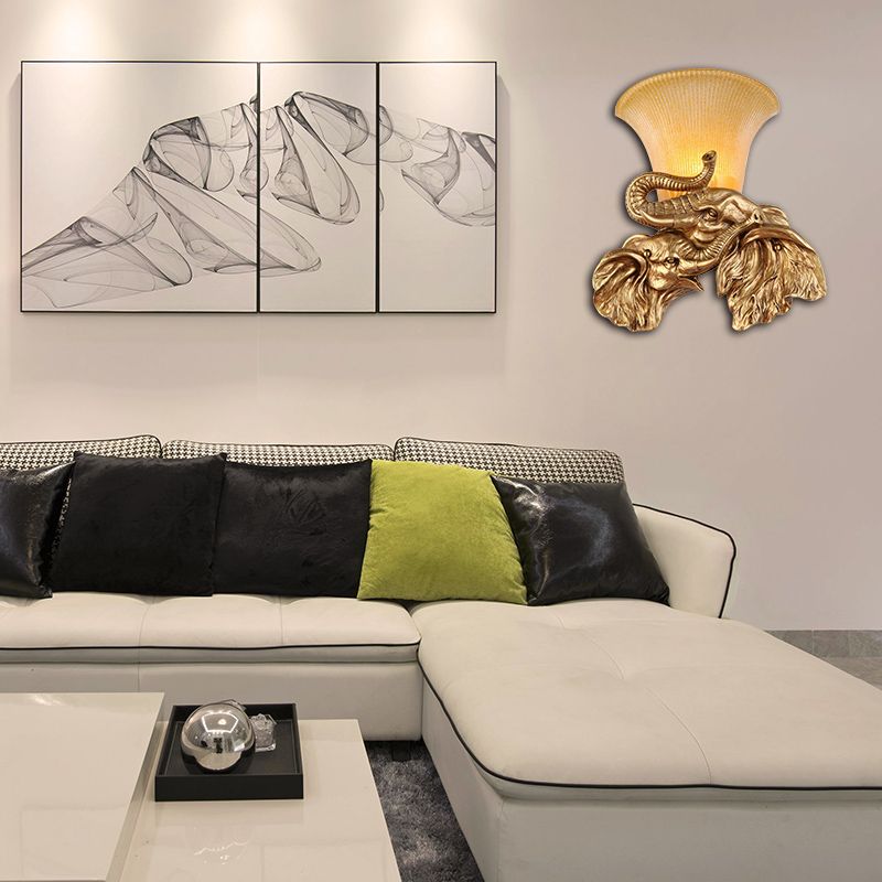 Campana Lámpara de pared de vidrio amarillo Estilo tradicional 1 iluminación de dormitorio de luz con diseño de elefante en oro