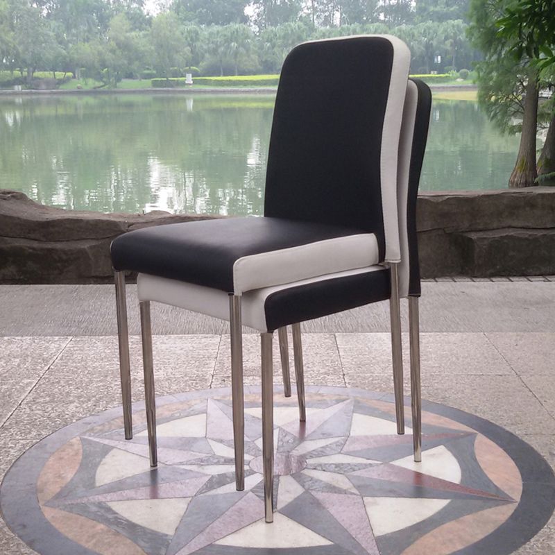 Chaise d'appoint contemporaine en cuir à dossier solide, chaises de salle à manger empilables noires et blanches