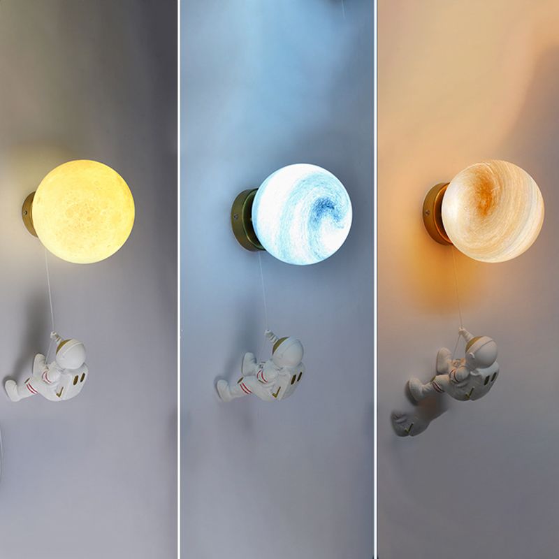 Lampada da parete astronauta e piante