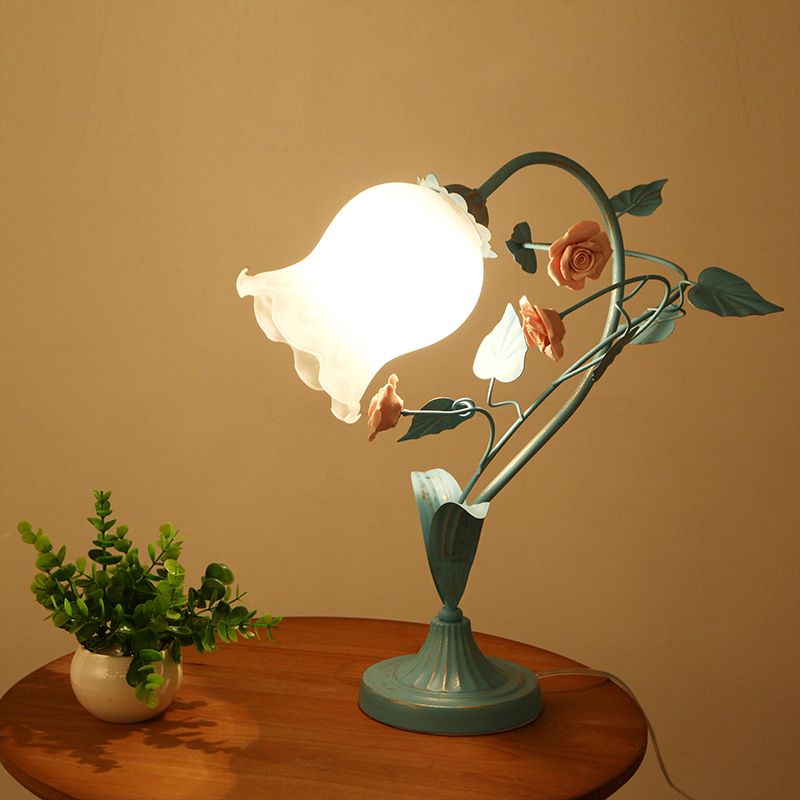 1-Bulb Night Light Pastoral Floral Grosted Milky Very Table Lampe avec bras voûté en bleu / beige