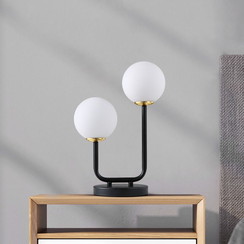 2 heads tavolo da letto leggero lampada da scrivania nera moderna con tonalità in vetro opale globo
