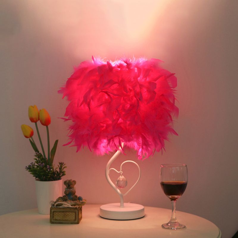 Mesa de estar de batería Lámpara de soporte de plumas de plumas simples en blanco/rosa/burdeos con marco de corazón y orbe de cristal