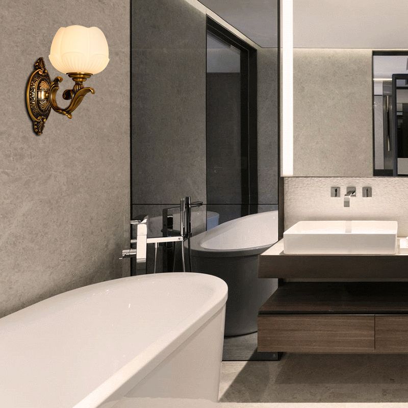 Tombra de loto Insconce luminoso lámpara de pared de vidrio blanco y metal 1 lámpara de pared de acabado de latón ligero