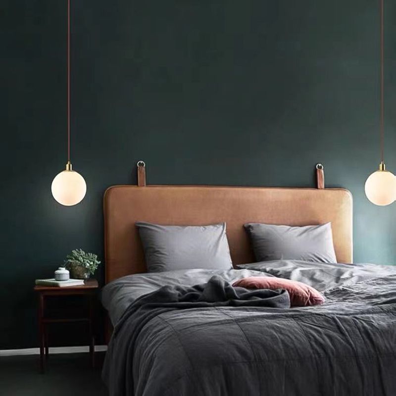 Luxury Luxury Single Pendant Light Copper Globe suspendu lampe avec une teinte en verre blanc