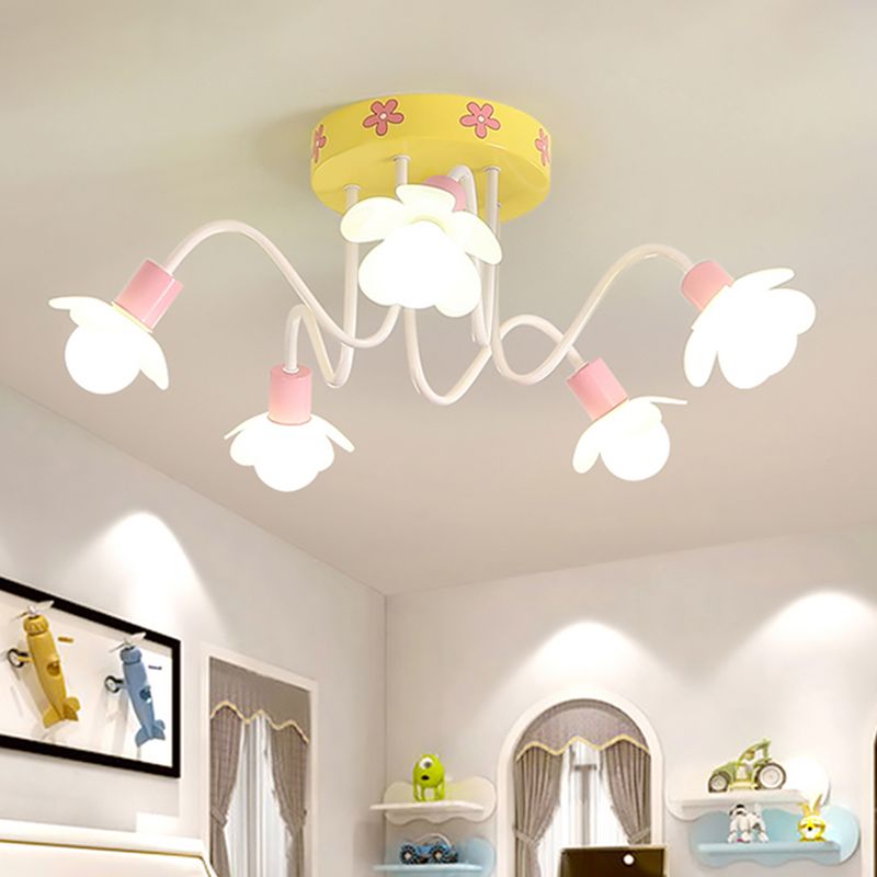 Blumen Kinderzimmer Flush Mount Kronleuchter Metall 5 Glühbirnen zeitgenössische Halbfluschendecke in Gelb
