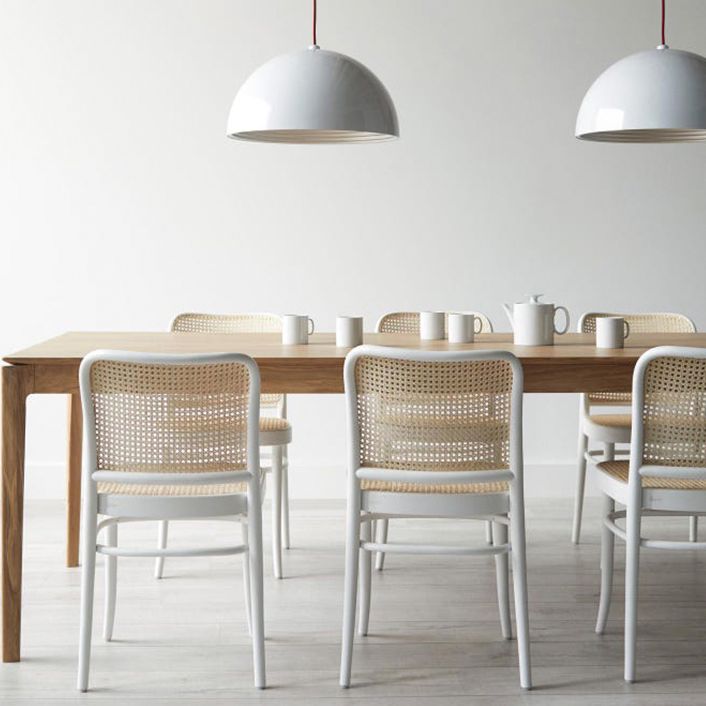 Cuisine contemporaine ouvrant le dossier de la chaise d'appoint de salle à manger en bois massif