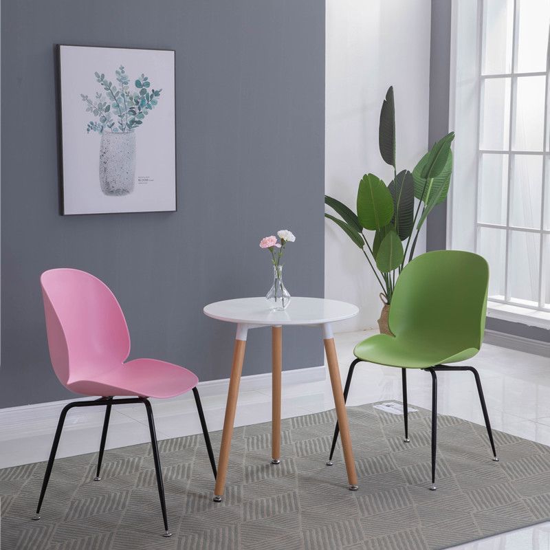 Silla lateral escandinava casera silla de comedor de plástico con patas negras