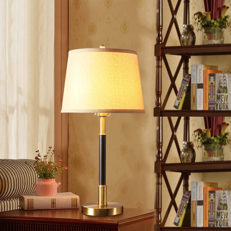 Luz de mesa de mesa cónica vintage lámpara de noche de tela de una sola bombilla en el latón para la cama