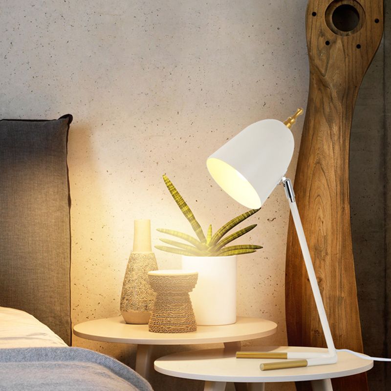 Eisen gewölbter Tischlicht moderner 1-Kopf-Nachttischlampe in Weiß mit V-förmiger Basis