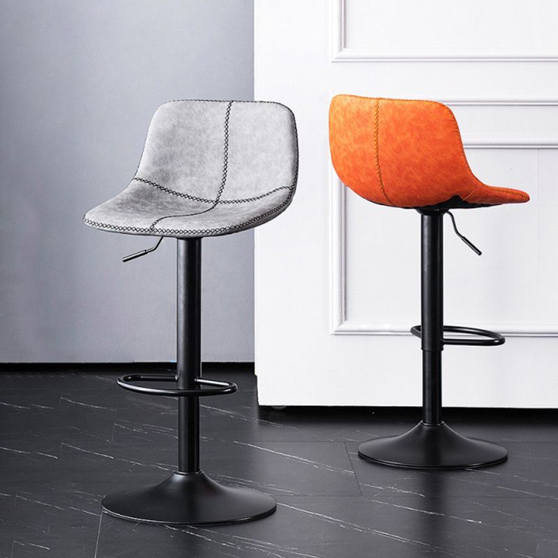 Zeitgenössischer verstellbarer Stange und Thekenhocker mit schwarzer Basis mit schwarzen Basis