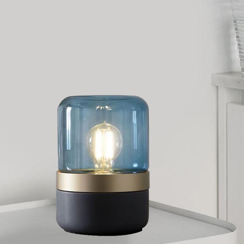 1 Glühbirnenschlafzimmer kleiner Schreibtisch Helles, graues Tischlampe mit Zylinder hellblauer Glasschatten