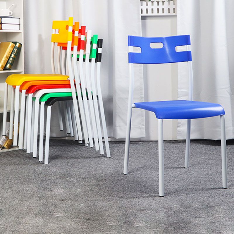 Plástico de estilo minimalista que cena la parte posterior abierta apilable de la silla sin brazos que cena la silla lateral