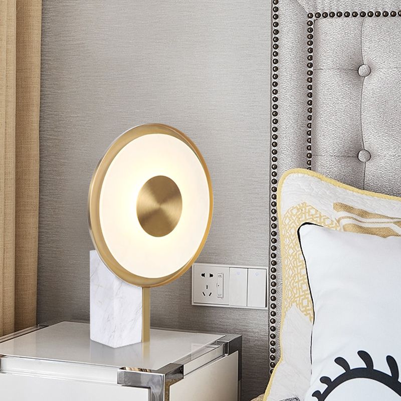 Lampada da tavolo circolare in vetro smerigliato Lampada da lavoro moderna a LED in oro con base rettangolare in marmo bianco