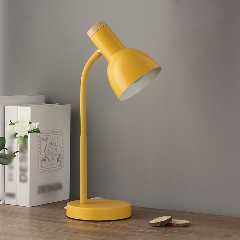 Lampada da tavolo a forma di campana in stile moderno Lampada da comodino in metallo a 1 luce