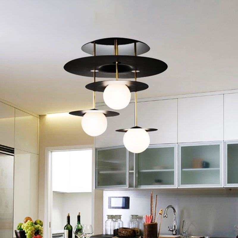 Illuminazione da soffitto nera a 3 teste con luce a semi-incasso in metallo a disco con paralume in vetro opale Orb