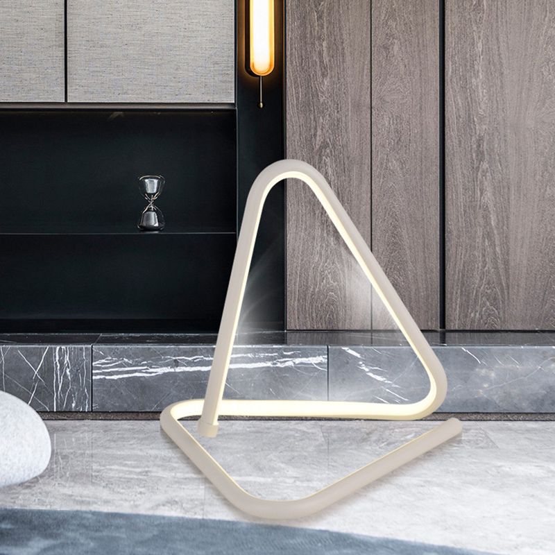 Modern Minimalist Minimalist Curved LED Lampada da tavolo Metal Table per soggiorno camera da letto