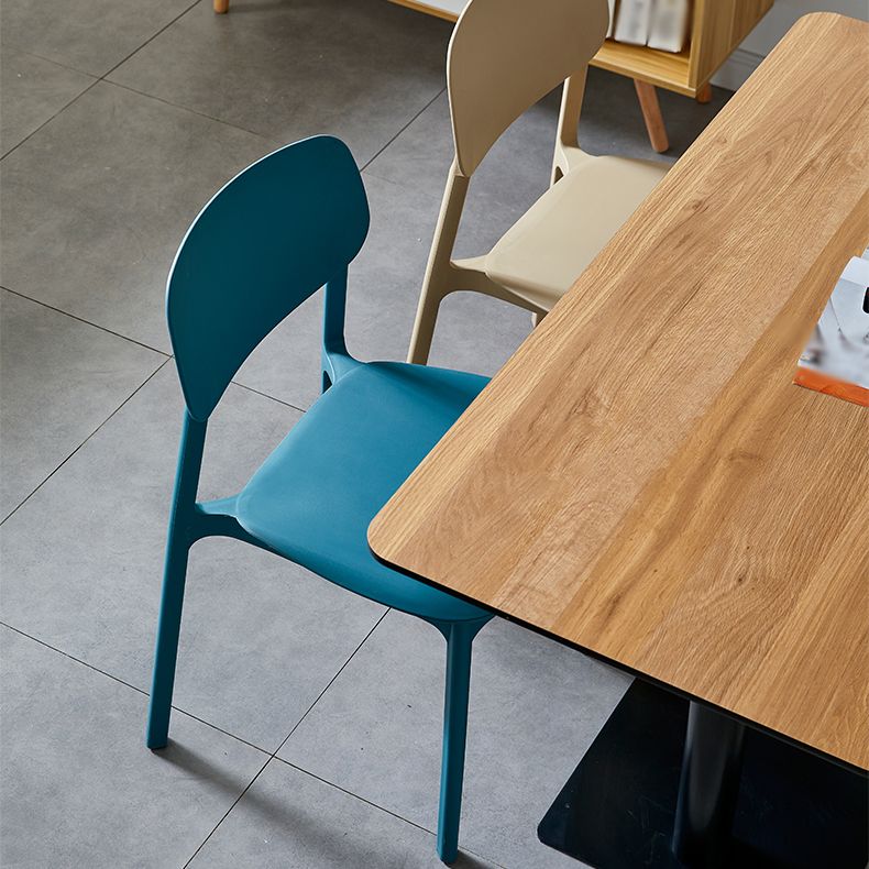 Chaise de salle à manger contemporaine en plastique, finition mate, chaise latérale de salle à manger à dossier ouvert