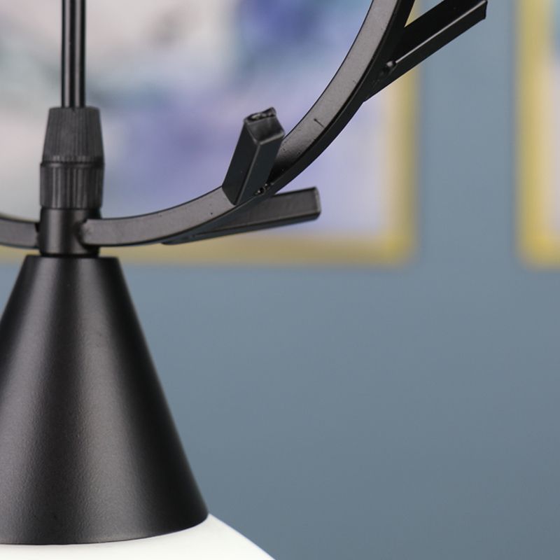 Modern Creative Creative Creative Light Lampade in ferro laccata lampada appesa con tonalità di vetro bianco