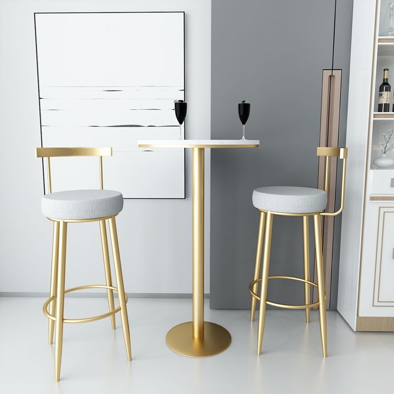Taburete de bar con respaldo bajo y cojín de terciopelo estilo Glam, con patas de metal