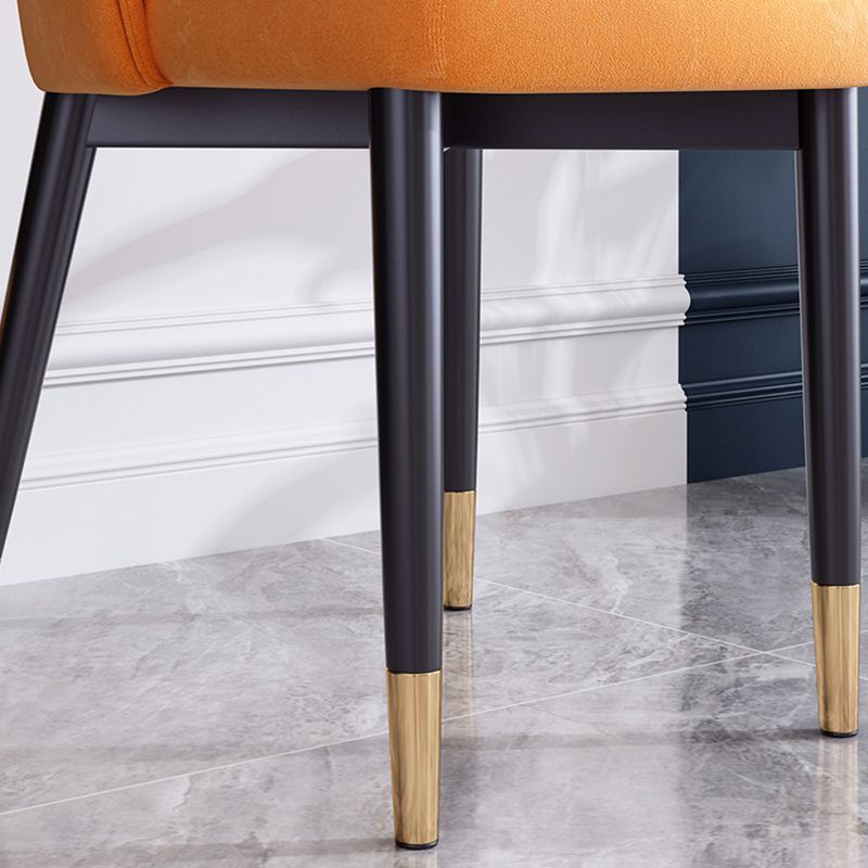 Silla de comedor de estilo escandinavo Silla de comedor de cuero y metal con respaldo sólido