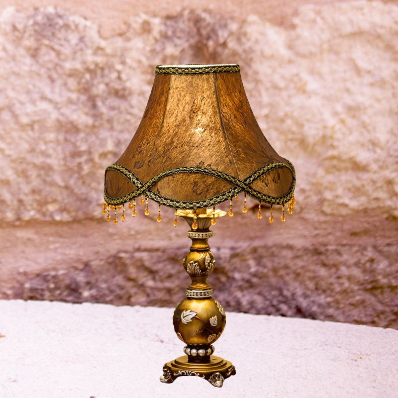 Lámpara de mesa de campana festoneada de 1 luz