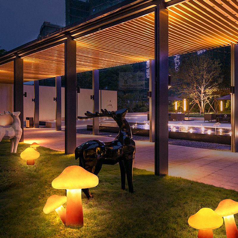 Resin Mushroom Shaped LED Lawn Lighting Artistic Yellow Stake Light for Courtyard