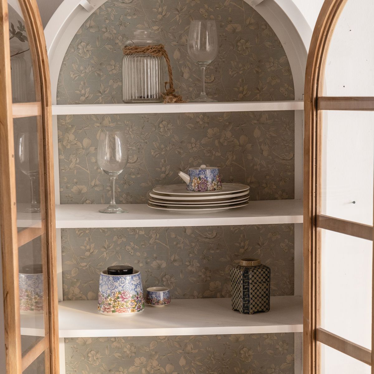 Solid Wood Cabinet Industrial Stain Resistant Accent Cabinet