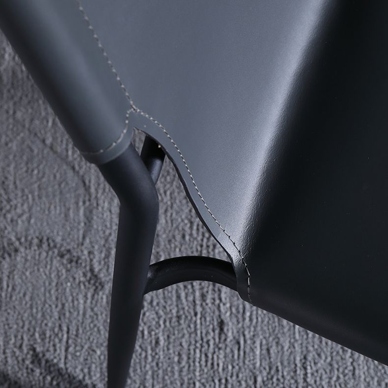 Silla lateral de cuero estilo diseñador para balcón, silla de comedor con respaldo sólido y patas negras