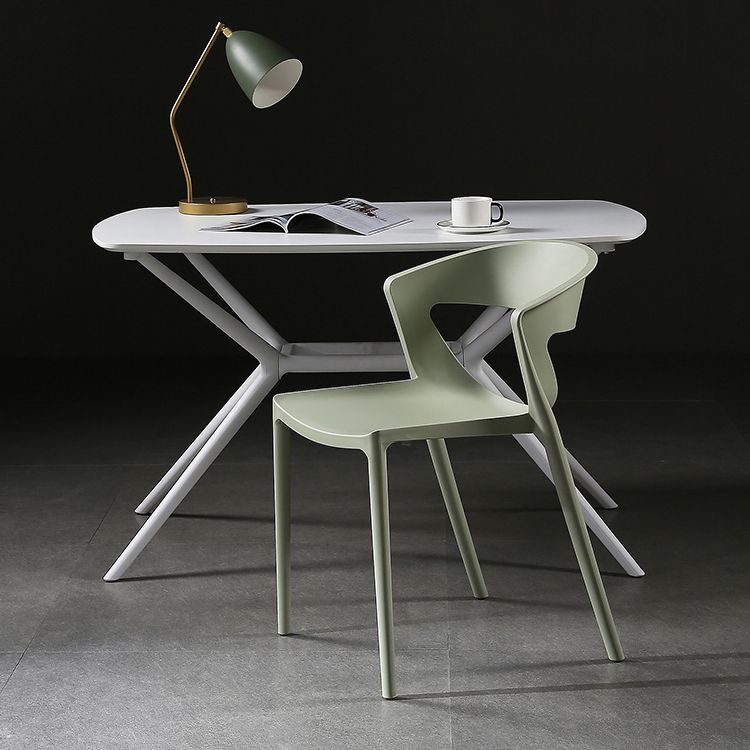 Silla lateral de comedor con respaldo abierto de estilo escandinavo, silla sin brazos de comedor de plástico para el hogar