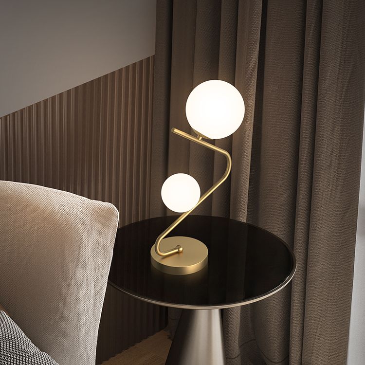 Gebogener Tisch Licht minimalistische Opalkugelglas 2-Bulb-Messing Nacht Stand Lampe für Schlafzimmer