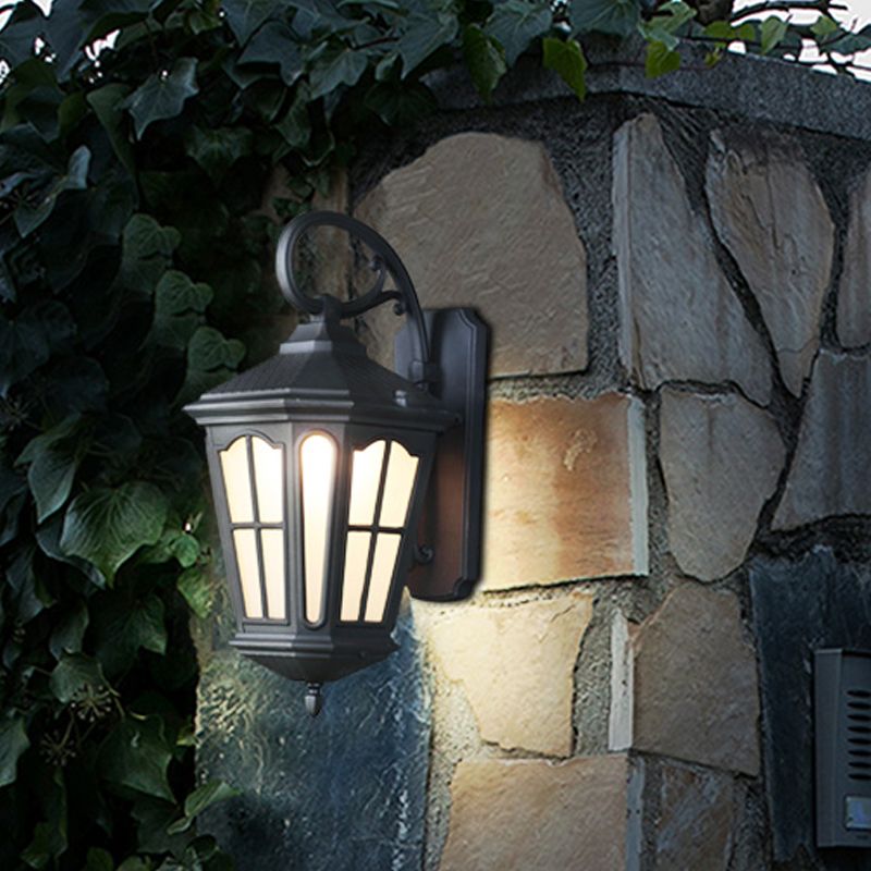 1 lughiplo a muro appeso Light Lodge Style Lantern White Glass Plipce in nero testurizzato con braccio in pilo