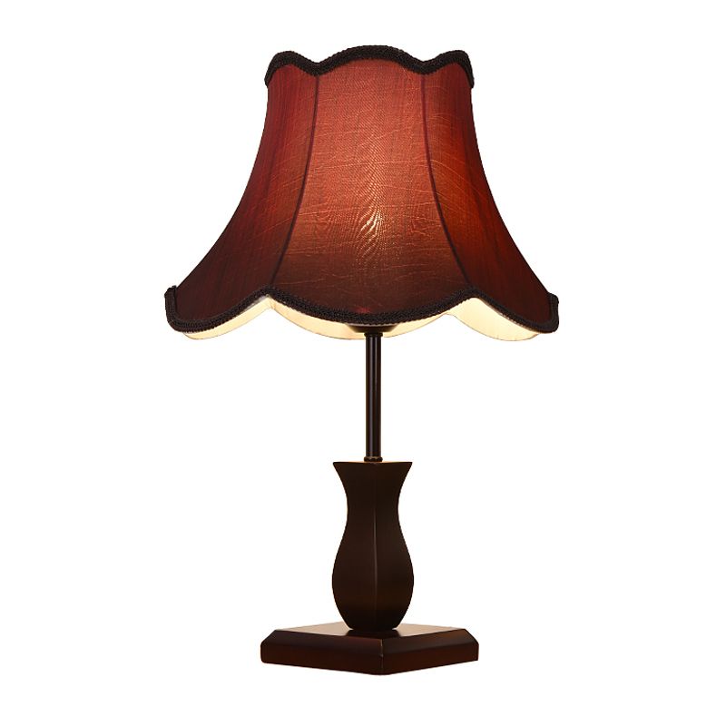 Single-bulp tafelverlichting land lambrisering bel-geschulpte stof nachtstandaardlamp in beige/bordeaux