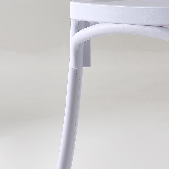 Chaise de salle à manger en plastique de style moderne, chaise latérale à dossier croisé de 17 pouces de large pour la cuisine