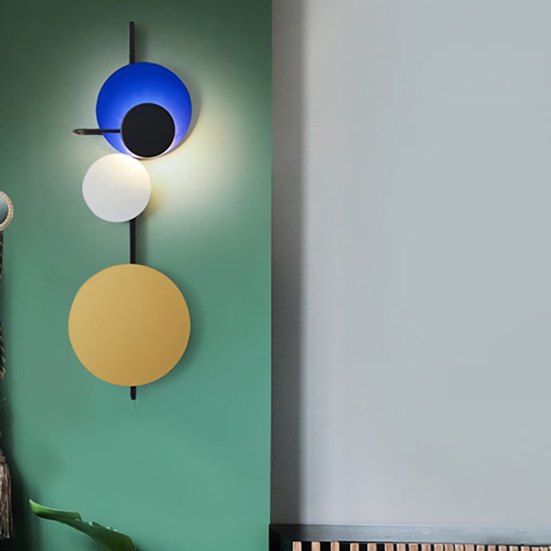 Luz de pared LED esférica metálica Luz de la sala de estar contemporánea Luz de luz en rojo/rosa/azul con diseño ajustable