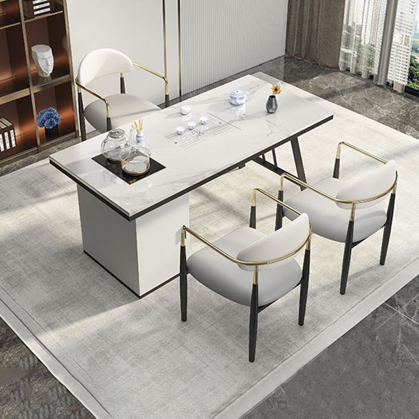 Mesa de comedor con encimera rectangular y tapa de piedra moderna con pedestal doble de metal
