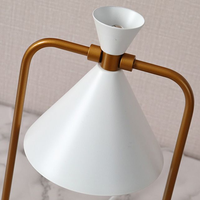 Lampada da tavolo a forma di cono in stile postmoderno Lampada da tavolo in metallo a 1 luce per camera da letto