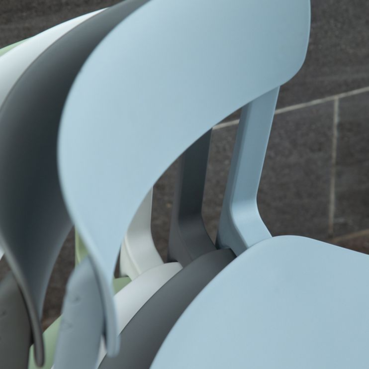 Sillas contemporáneas de comedor y acento Silla lateral con respaldo abierto de plástico con acabado mate