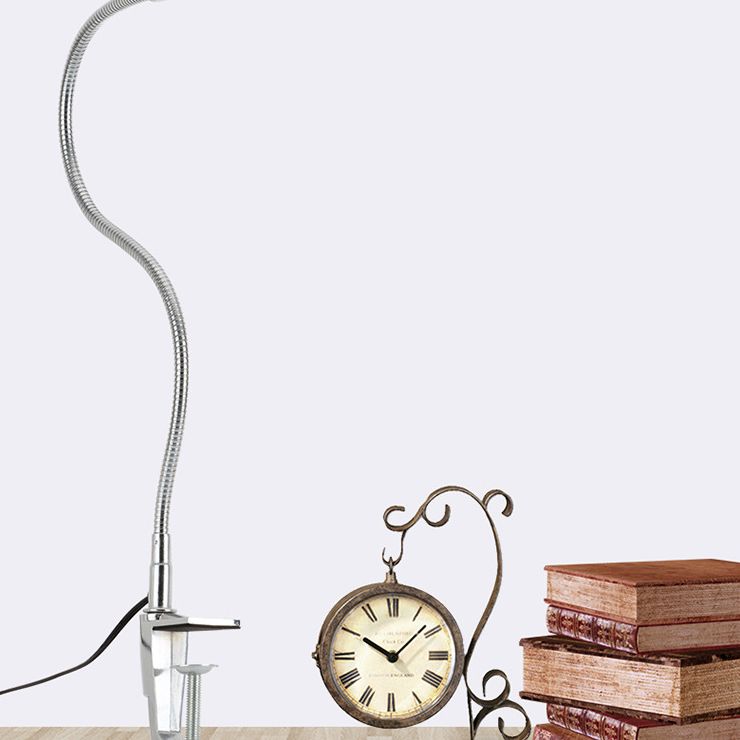 Lámpara de tarea de metal lineal ajustable Luz de escritorio de plata moderna con abrazadera para la sala de estudio