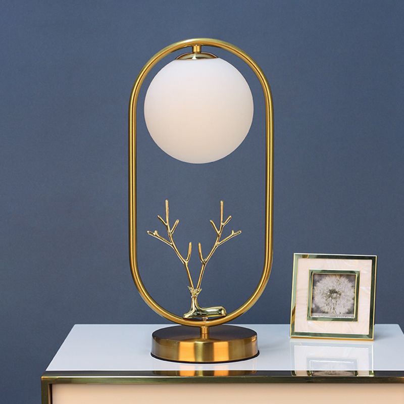 Lámpara de soporte de noche de los ciervos de latón Nordic Ball Glass Table de vidrio Luz para sala de estar