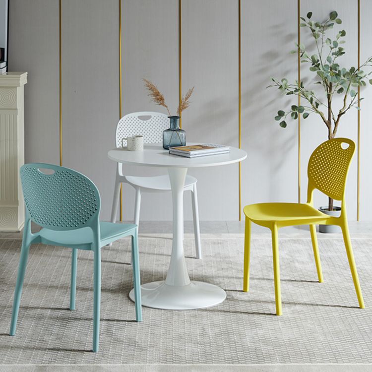 Silla lateral de plástico contemporánea, silla lateral de comedor sin brazos apilable con respaldo abierto