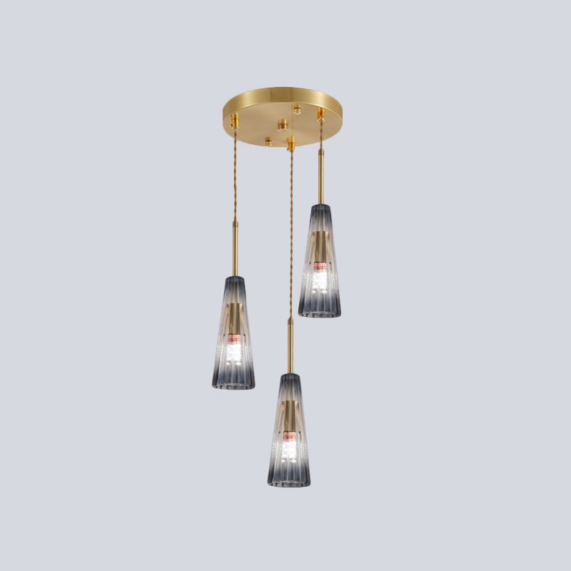 Restaurant à 3 têtes Pendant le pendentif en laiton contemporain en laiton avec une nuance en verre prismatique gris graduel conique