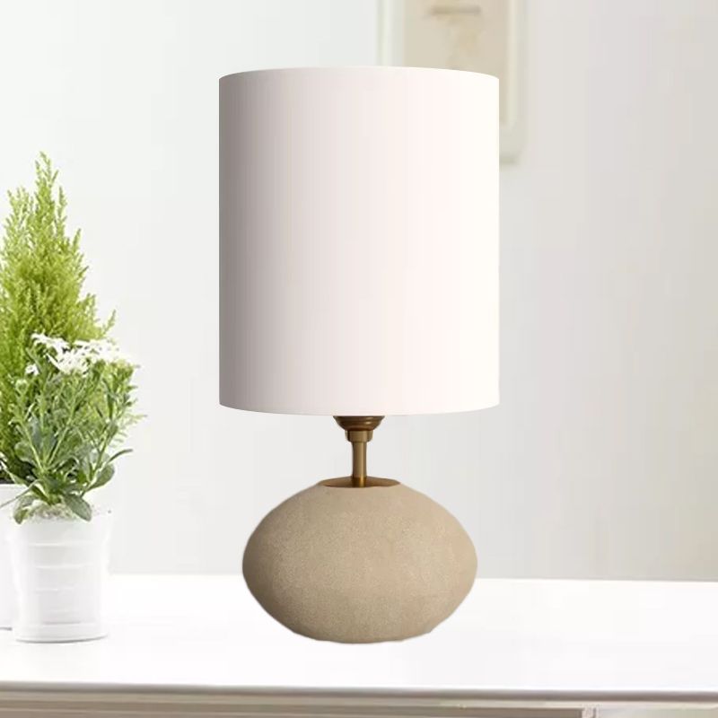 Lampada da tavolo in tessuto cilindrico campagna 1 comodino da soggiorno con base di pietra ovale in khaki leggero