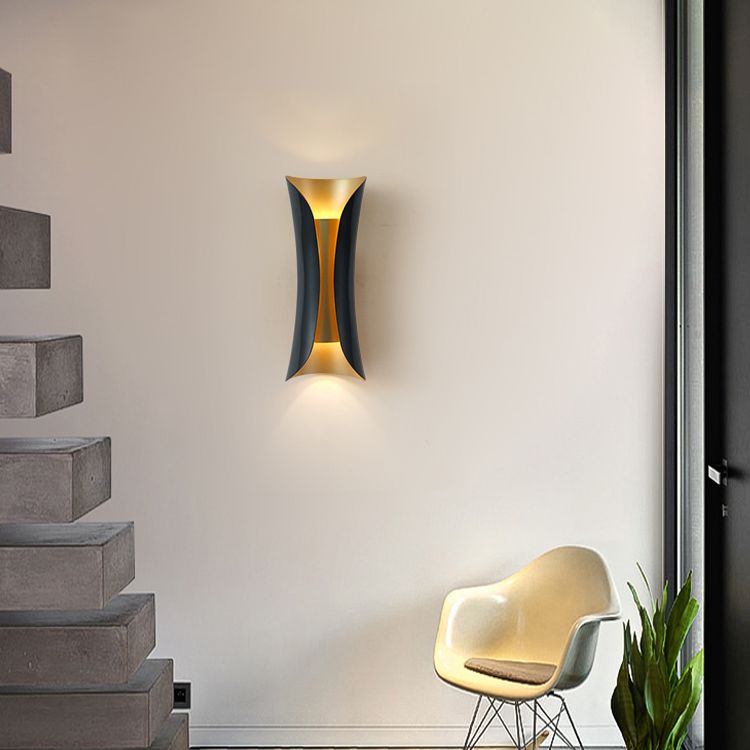 Lampada montata a parete curva Postmoderna semplicità lampada da monte in metallo per soggiorno