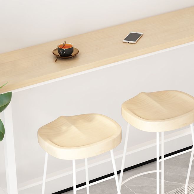 Table de cocktails de bistrot naturel moderne