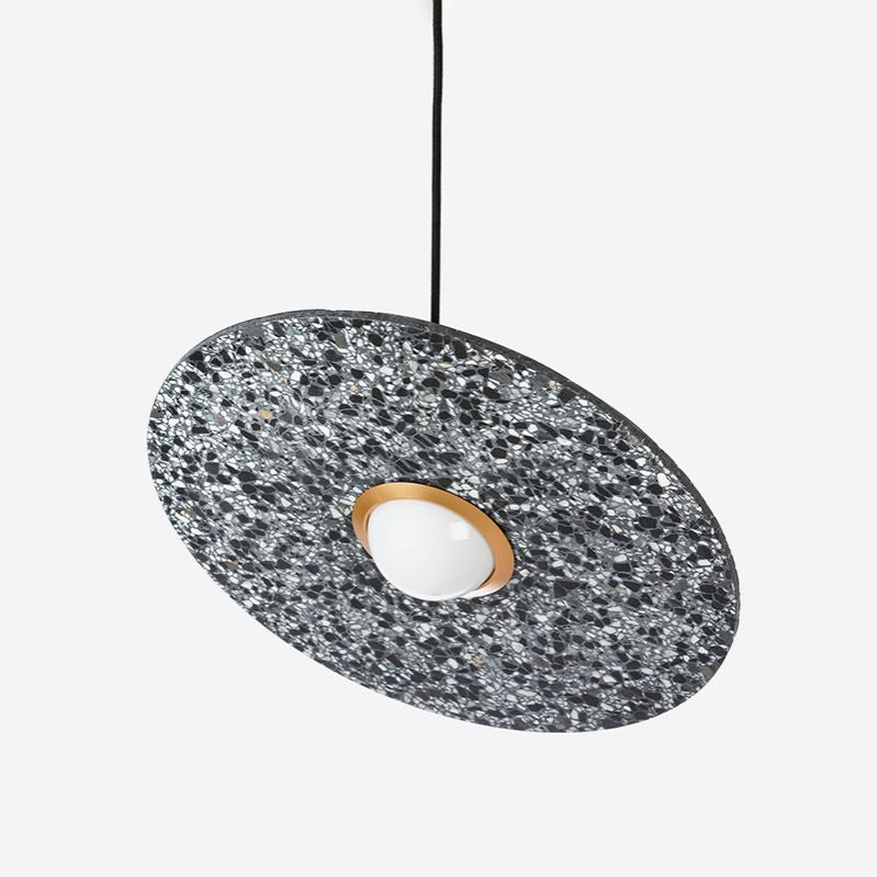 Soucoupe volante suspendue à la lumière du terrazzo postmoderne